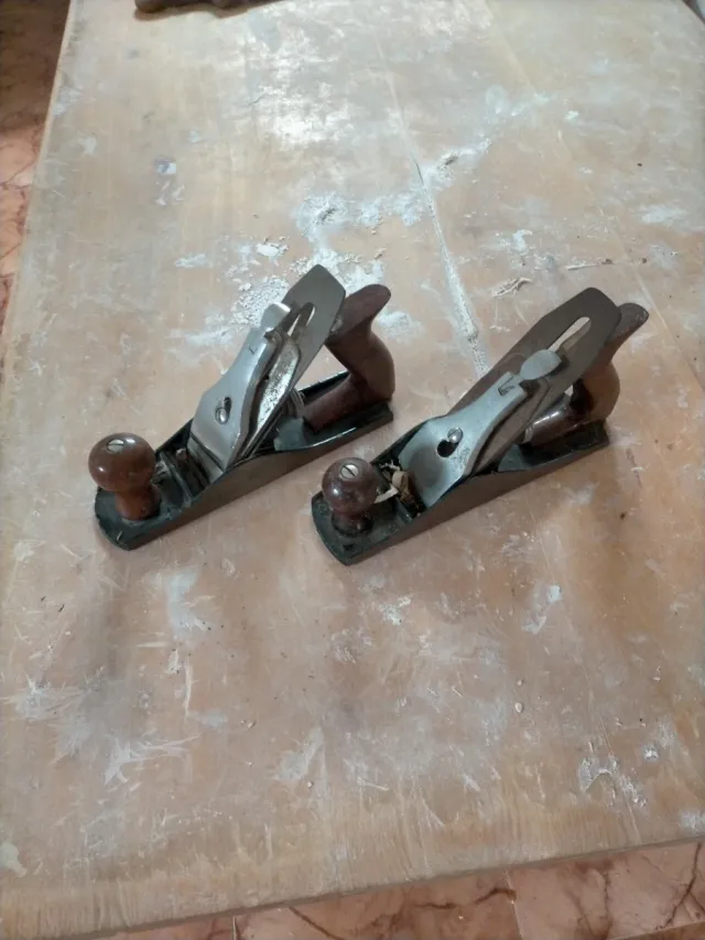 Cepillo de carpintero antiguo