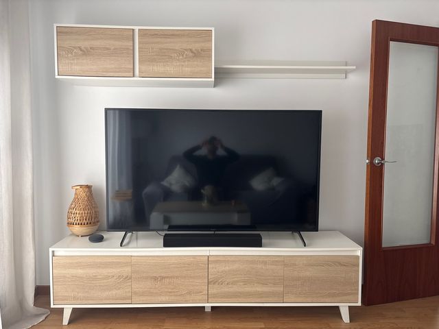 Mueble de comedor blanco y madera