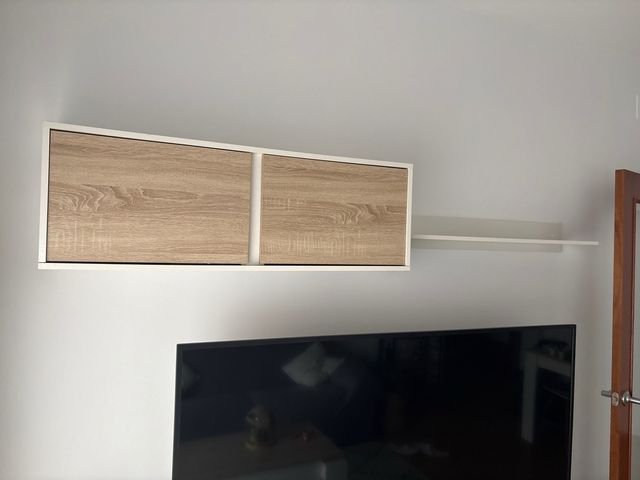 Mueble de comedor blanco y madera