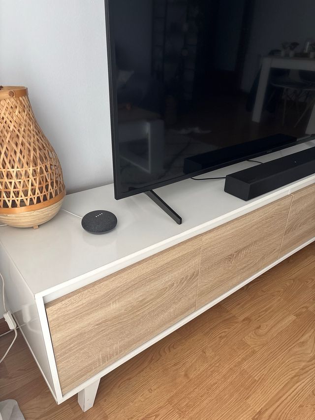 Mueble de comedor blanco y madera