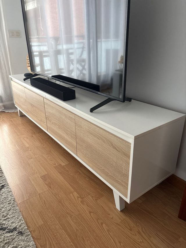 Mueble de comedor blanco y madera