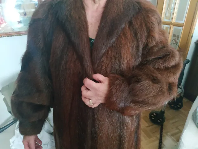 Elegante abrigo de piel vintage marrón