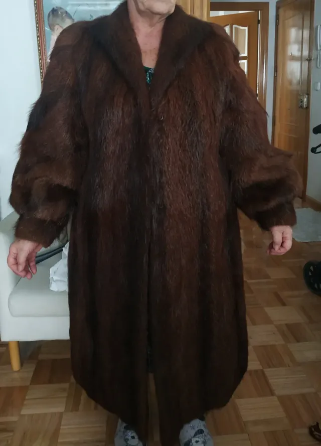 Elegante abrigo de piel vintage marrón