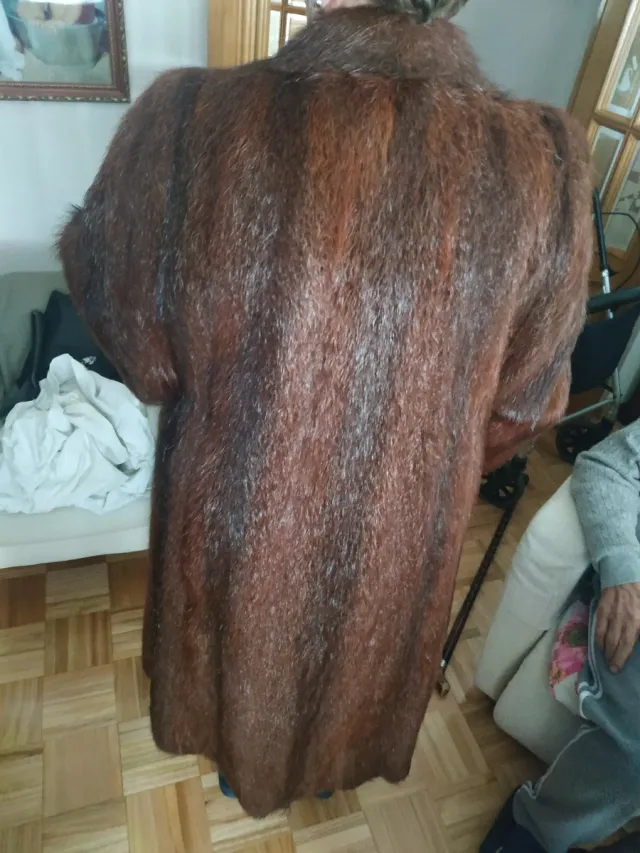 Elegante abrigo de piel vintage marrón