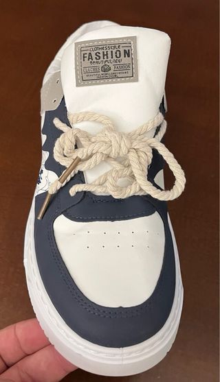 Zapatillas deportivas azules y blancas