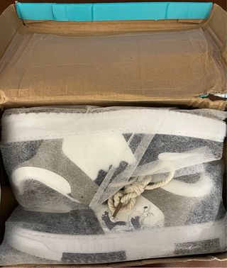 Zapatillas deportivas azules y blancas