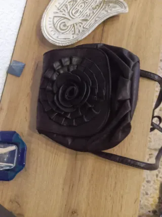Bolso de mano con flor