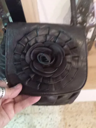 Bolso de mano con flor