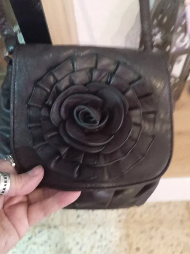 Bolso de mano con flor