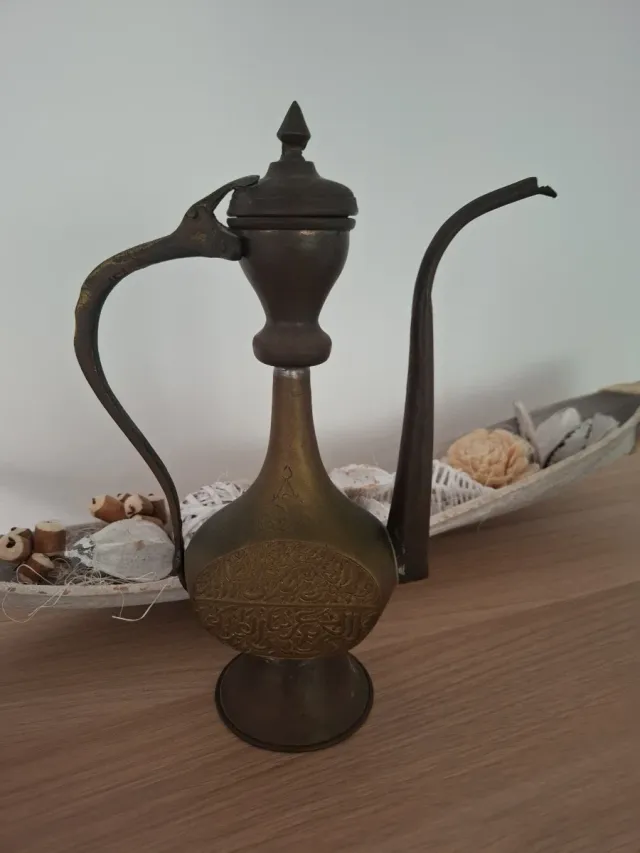 Tetera de bronce antigua