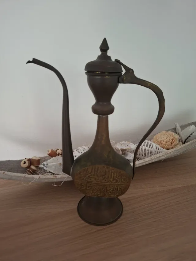 Tetera de bronce antigua