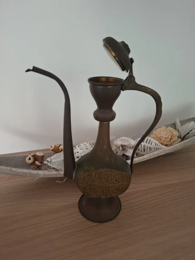 Tetera de bronce antigua