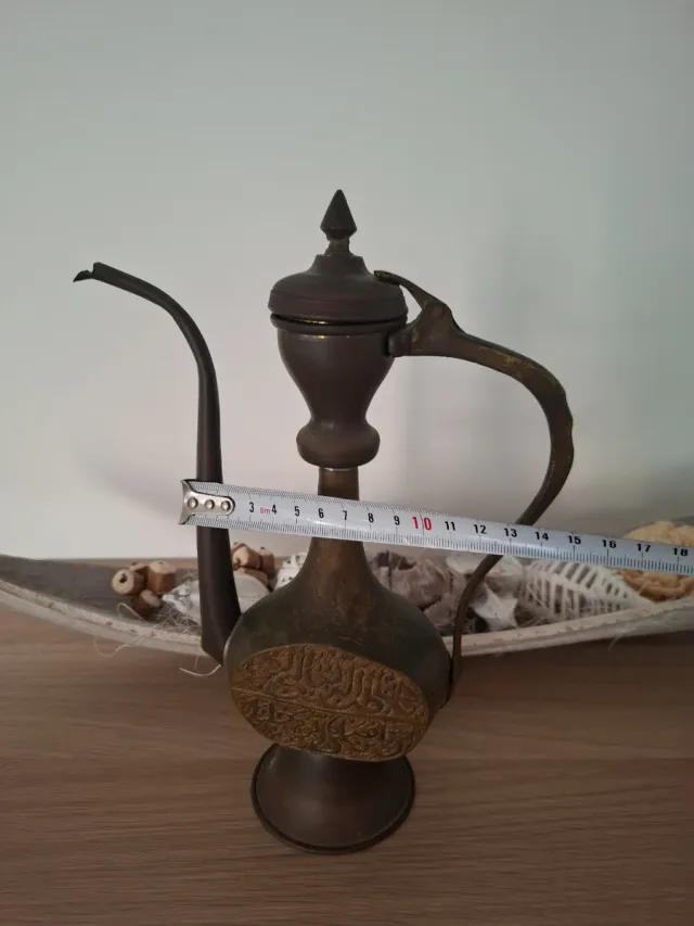 Tetera de bronce antigua