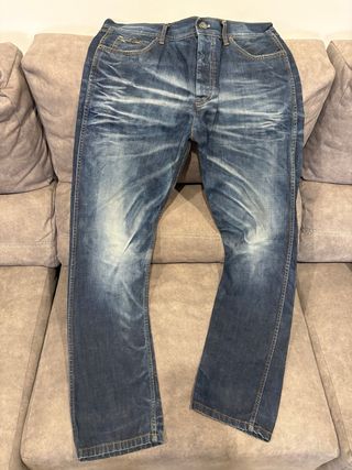Pantalón vaquero azul desgastado
