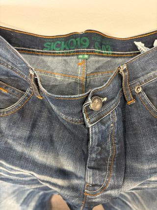 Pantalón vaquero azul desgastado