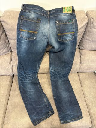 Pantalón vaquero azul desgastado