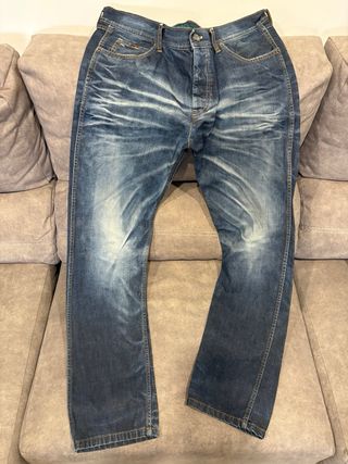 Pantalón vaquero azul desgastado