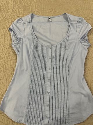 Camiseta azul con botones y fruncido