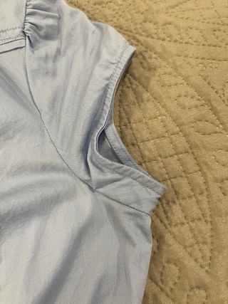 Camiseta azul con botones y fruncido