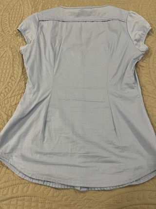 Camiseta azul con botones y fruncido