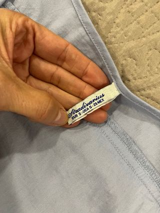 Camiseta azul con botones y fruncido