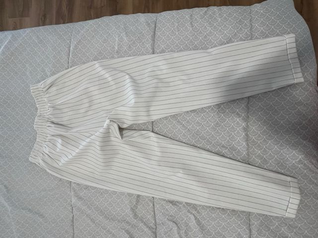 Pantalón rayas Stradivarius blanco y gris