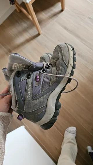 Botas de montaña Quechua grises y moradas