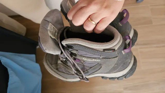 Botas de montaña Quechua grises y moradas