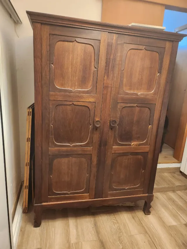Armario antiguo de madera