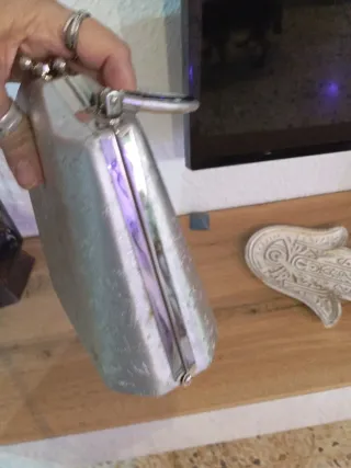 Bolso de mano plateado con flores