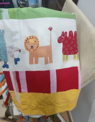 Dos patas de cortinas infantiles con animales