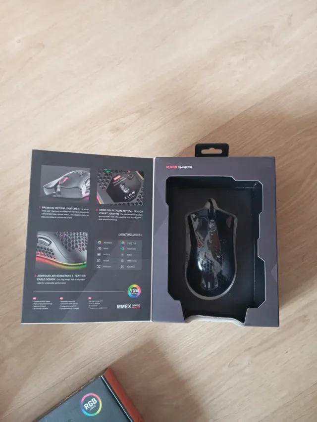 Tastiera, mouse e cuffie da gaming