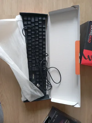 Set da gaming: tastiera, mouse e cuffie