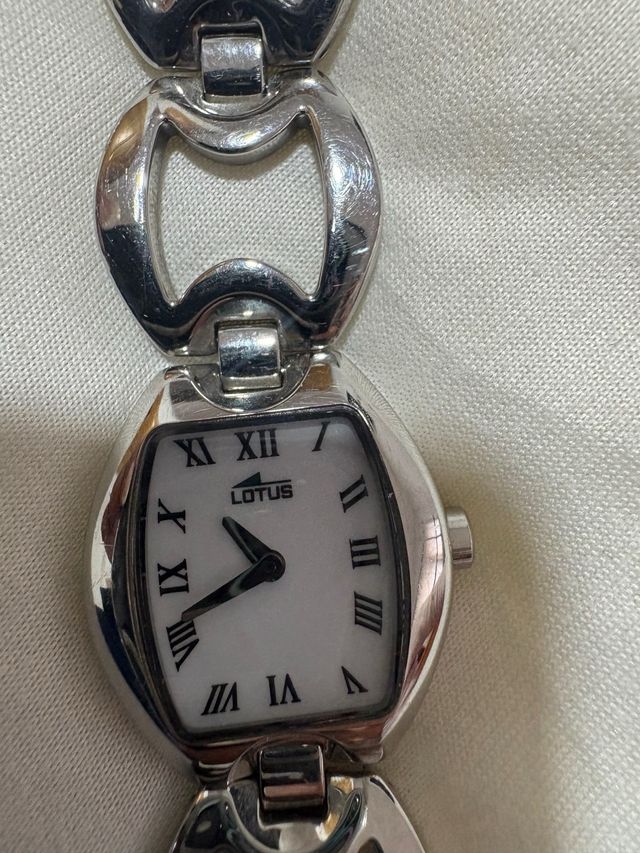 Reloj Lotus Plata y Blanco