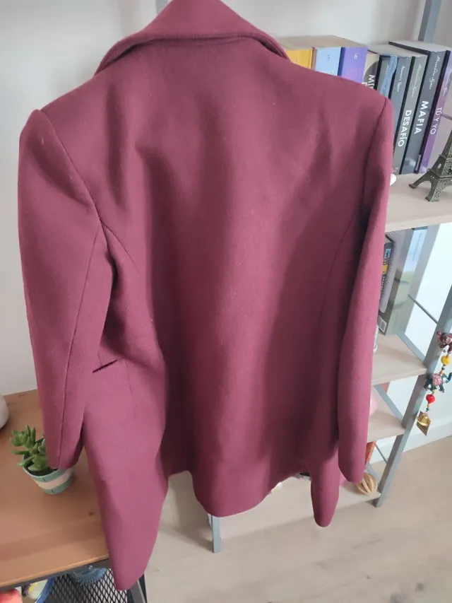 Abrigo Mango Burdeos con botones Dorados