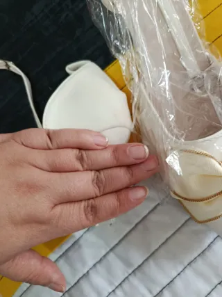 Zapatos de tacón blancos con lazo dorado