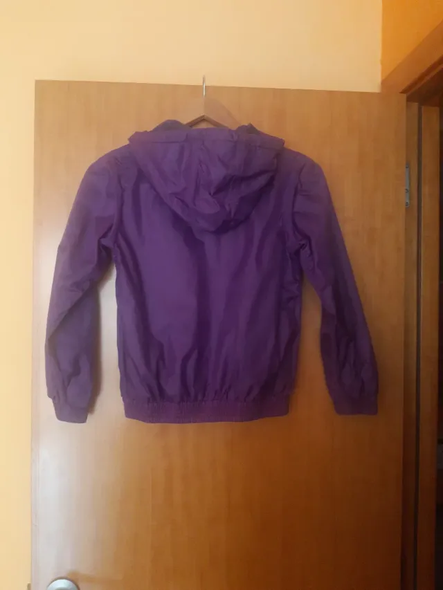 Chaqueta morada impermeable 10 años
