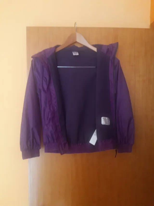 Chaqueta morada impermeable 10 años