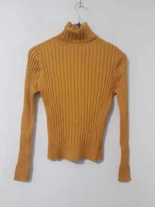 Camiseta Zara cuello alto canalé