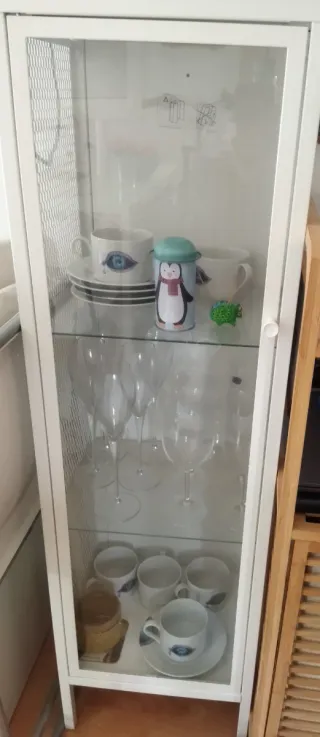 Vitrina ikea blanca con puertas de cristal