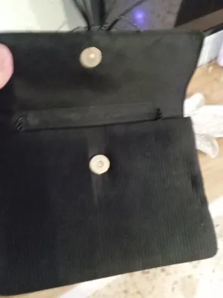 Bolso de mano negro con flor gris