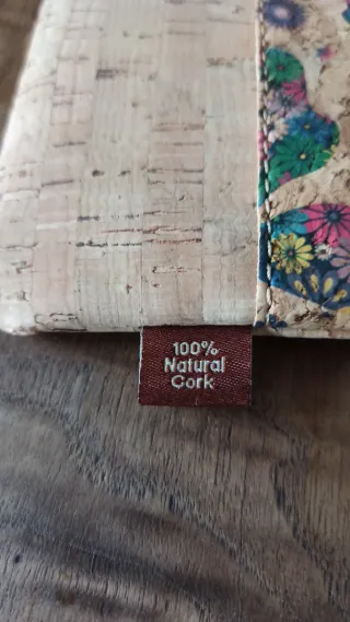 Cartera CORKCHO 18x10, con etiqueta.