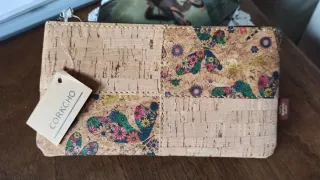Cartera CORKCHO 18x10, con etiqueta.
