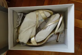 Zapatos tacón fino Fórmula Joven dorados