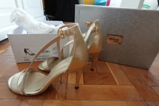 Zapatos tacón fino Fórmula Joven dorados
