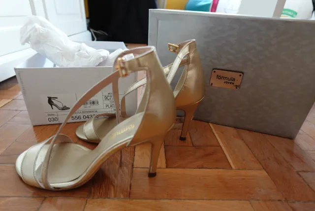 Zapatos tacón fino Fórmula Joven dorados