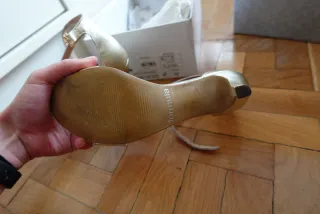 Zapatos tacón fino Fórmula Joven dorados