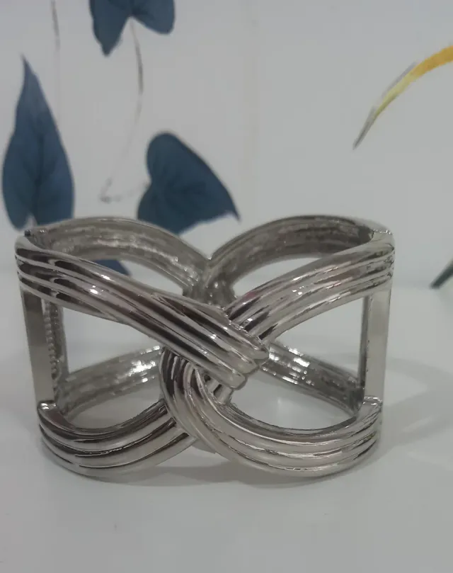Pulsera acero plateada diseño entrelazado
