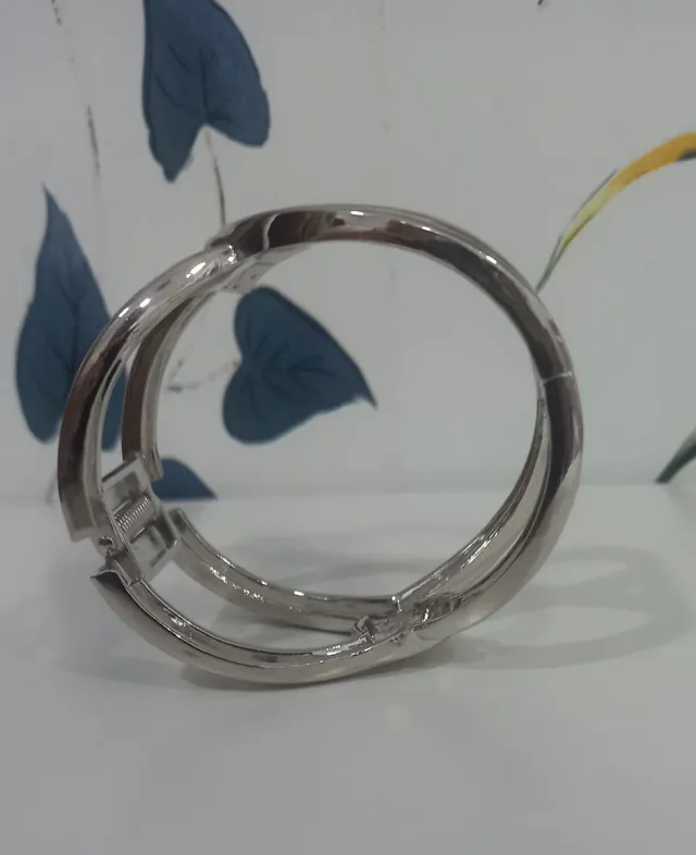 Pulsera acero plateada diseño entrelazado