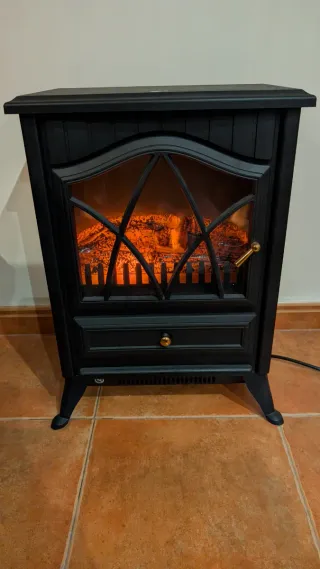 Estufa chimenea negra con detalles dorados